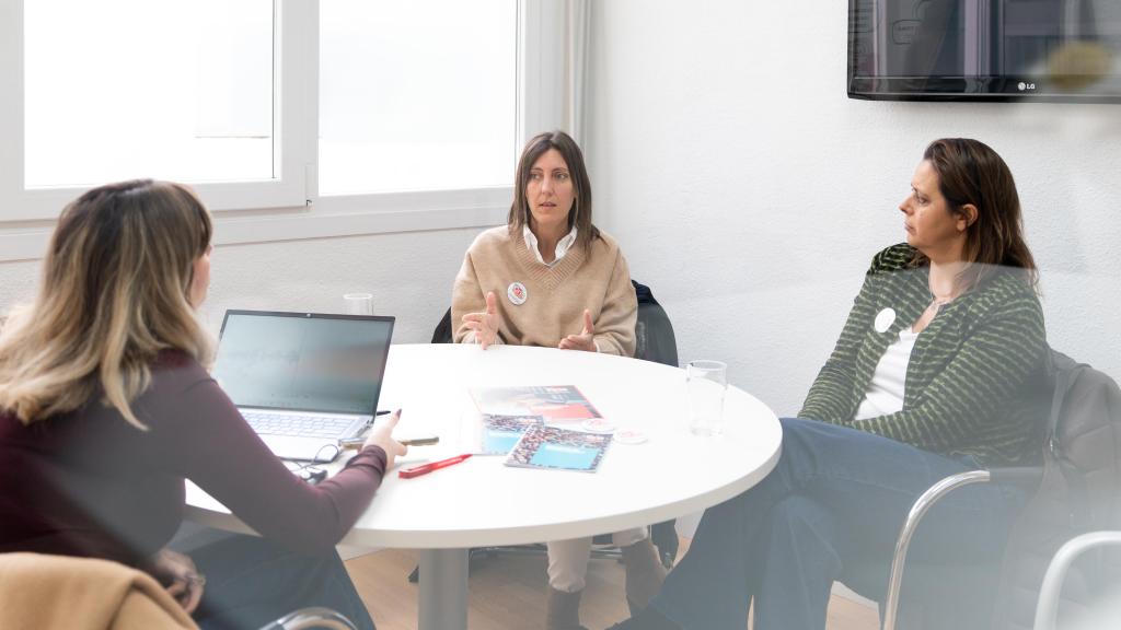 Una imagen de la charla con Bego y Raquel en las instalaciones de la Fundación Cris Contra el Cáncer.