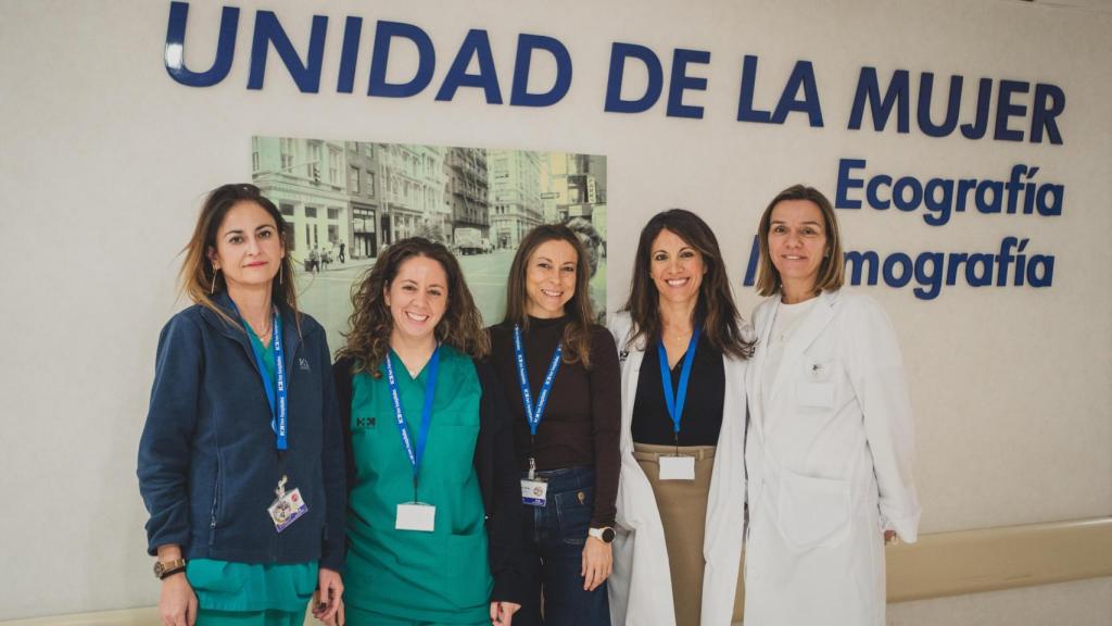La doctora Ana Delgado junto a su equipo en el HM Sanchinarro.