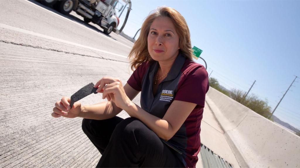 Elham Fini con una muestra de una mezcla asfáltica