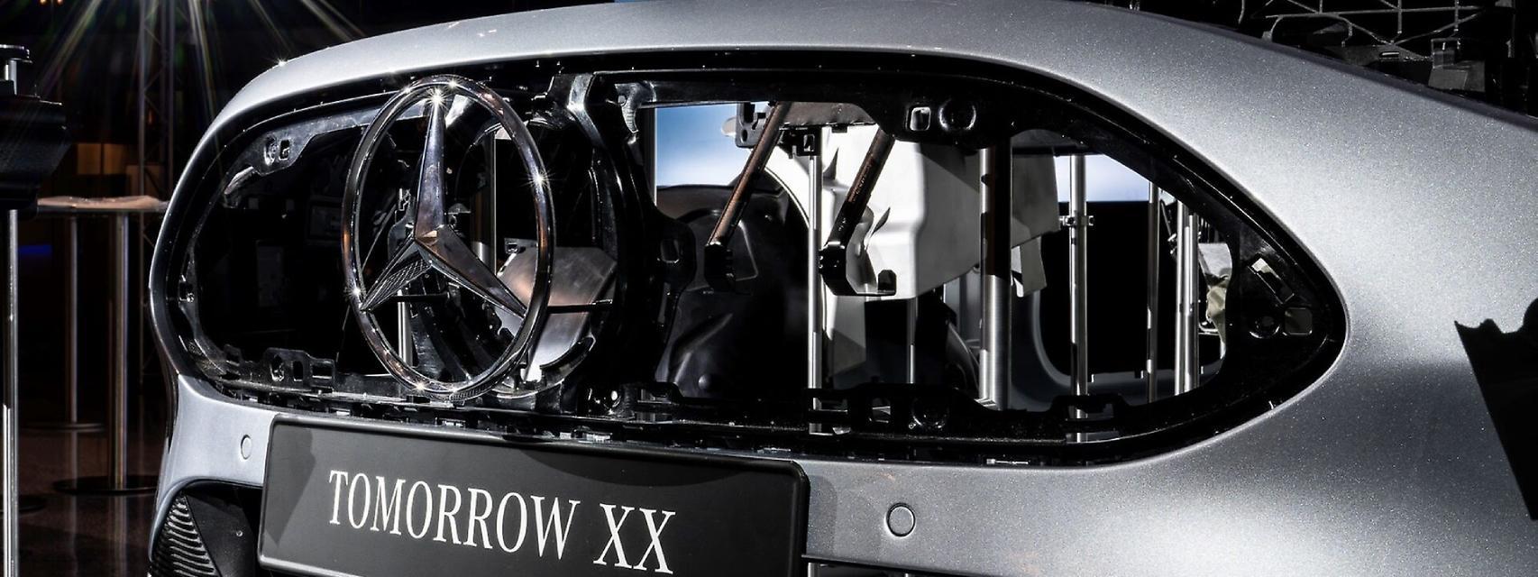 Un coche Mercedes sin faros.