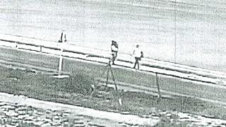 Juan David, father-in-law, carrying the body of the deceased Lucca, with Bárbara, on the way to the seaside house of Marina de La Torre in Mojácar (Almería), where the child's lifeless body was found.