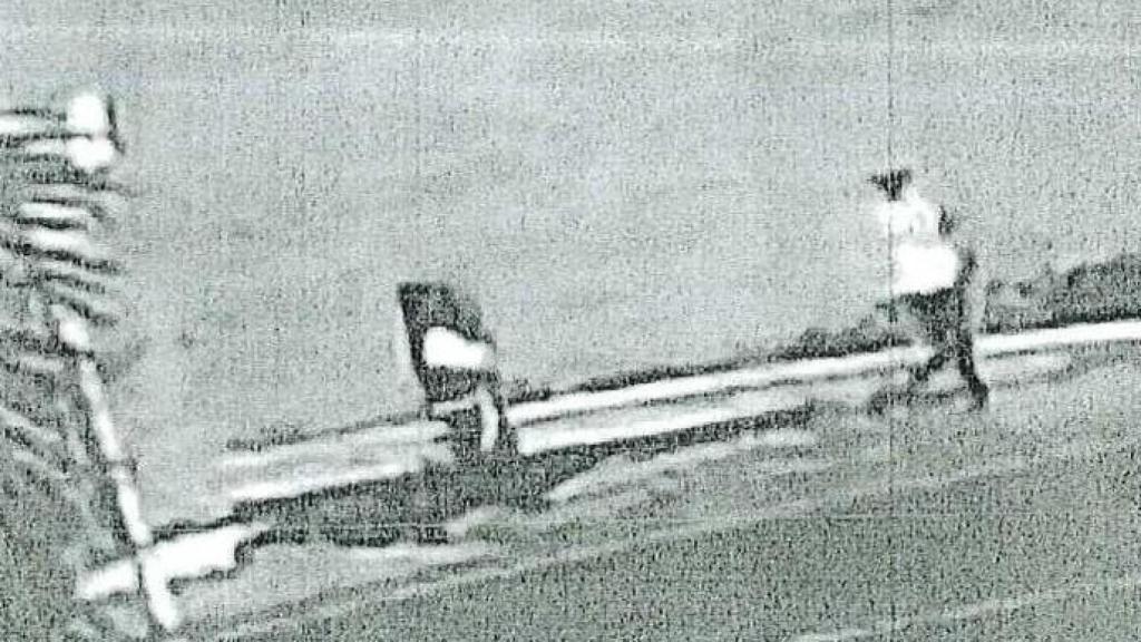 Juan David y Bárbara con el cuerpo sin vida de Lucca en brazos en el lugar en el que fue hallado el cadáver.