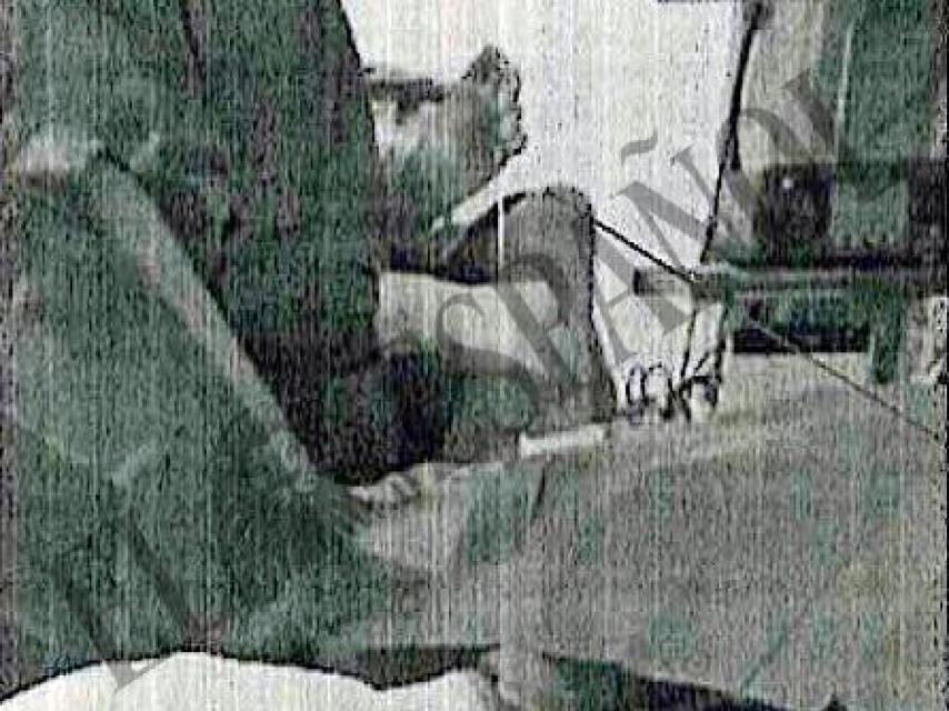 Una imagen del atestado de la Policía Nacional con el doctor David durante la operación estética que se investiga.