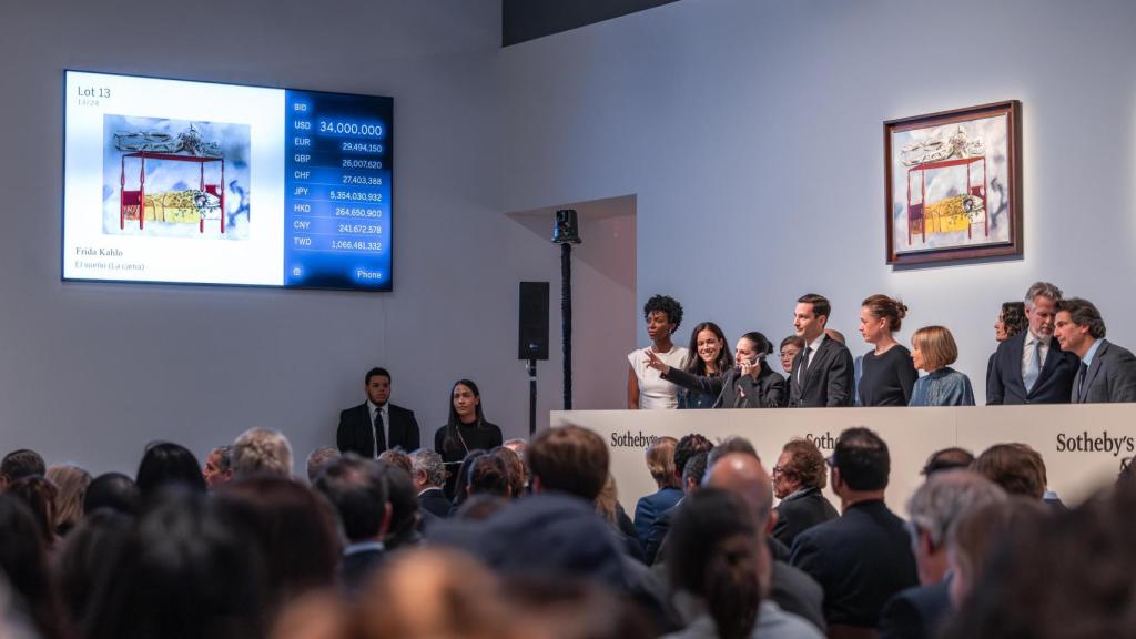 Un momento de la subasta de 'El sueño (La cama)', de Frida Kahlo, en Sotheby's. Foto: Cortesía de Sotheby’s