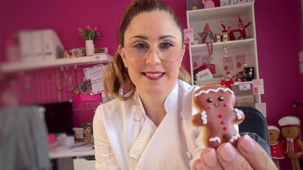 Patricia con una de sus divertidas galletas.