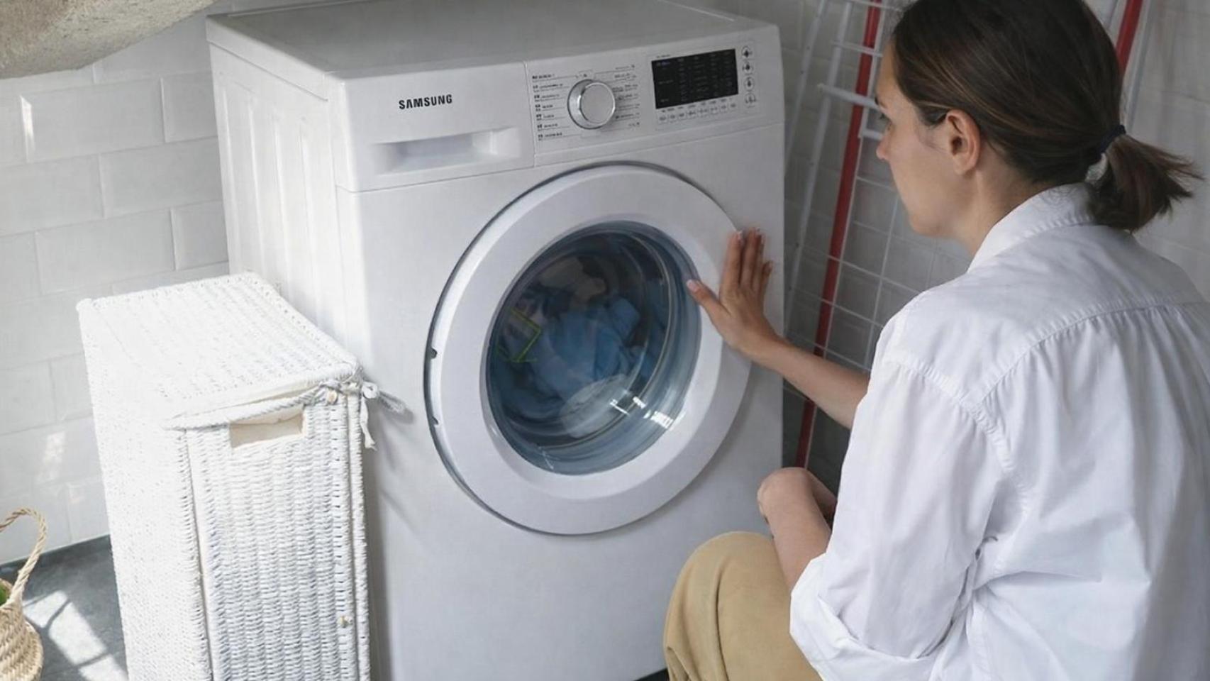 Una mujer poniendo la lavadora.