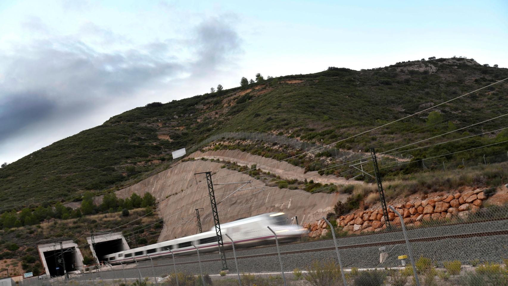 Tren AVE de Renfe circulando en la LAV Madrid-Valencia en el túnel de La Cabrera.