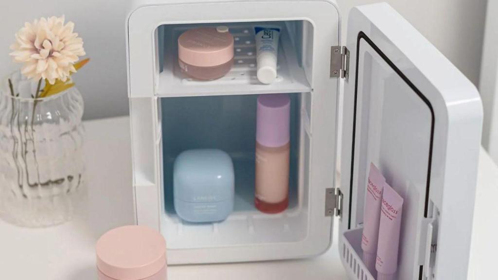 La nevera para cosméticos es un regalo beauty que arrasa esta Navidad: ¿merece la pena?