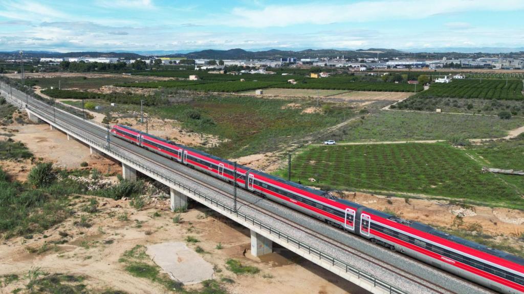 Tren de Iryo en la LAV Madrid-Valencia, en el Corredor Levante.