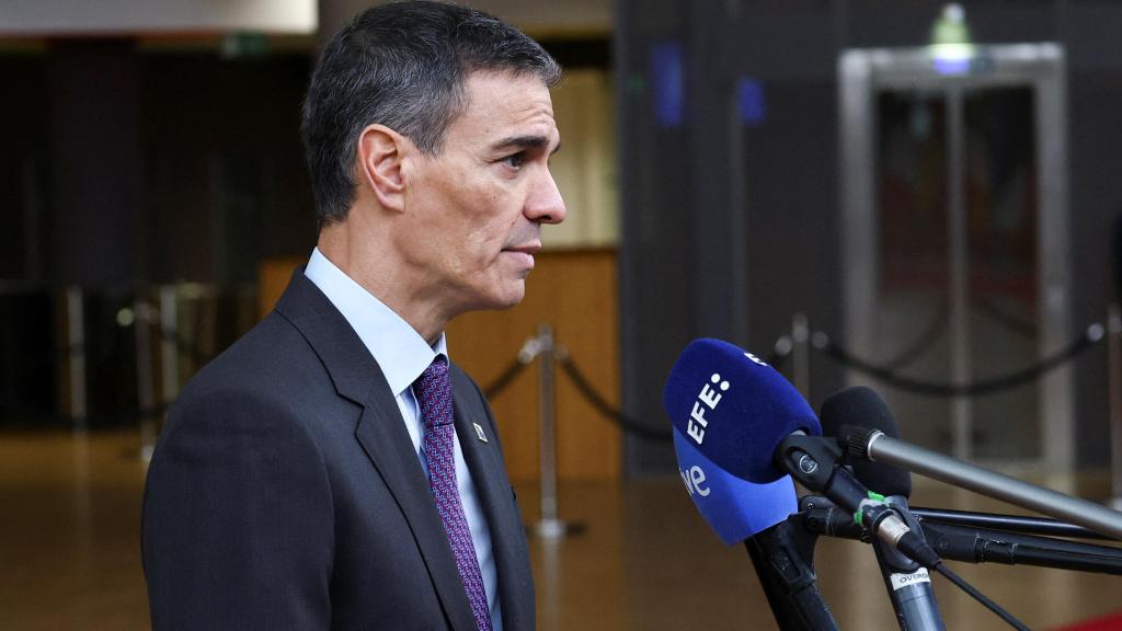 El presidente del Gobierno, Pedro Sánchez, habla con la prensa a su llegada a la cumbre de la UE que se celebra en Bruselas