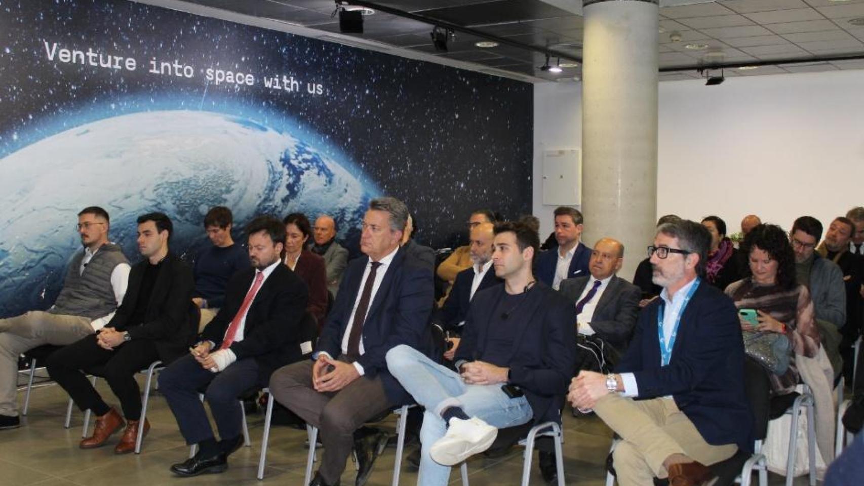 Responsables autonómicos y startups de la incubadora de la ESA en el aeropuerto de Castellón.