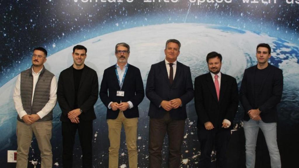 Responsables autonómicos y del aeropuerto de Castellón junto a startups de la primera edición.