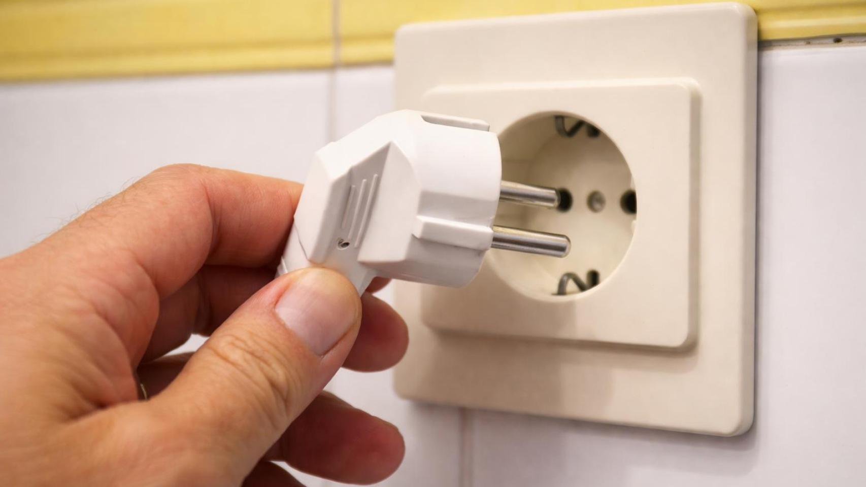 Una persona usando un enchufe.