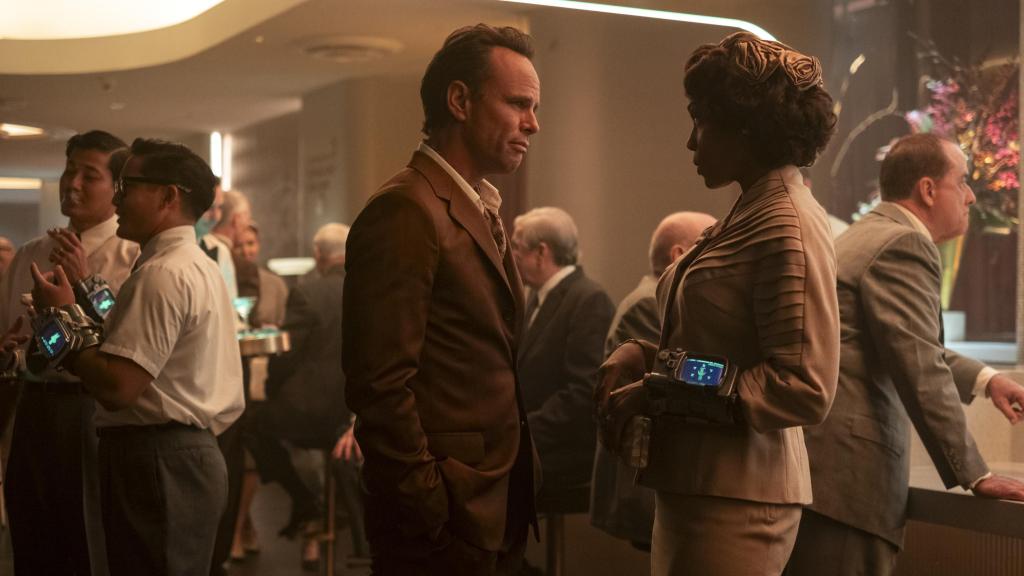 Cooper Howard (Walton Goggins) habla con su esposa, Barb (Frances Turner), en una escena de la segunda temporada de 'Fallout'