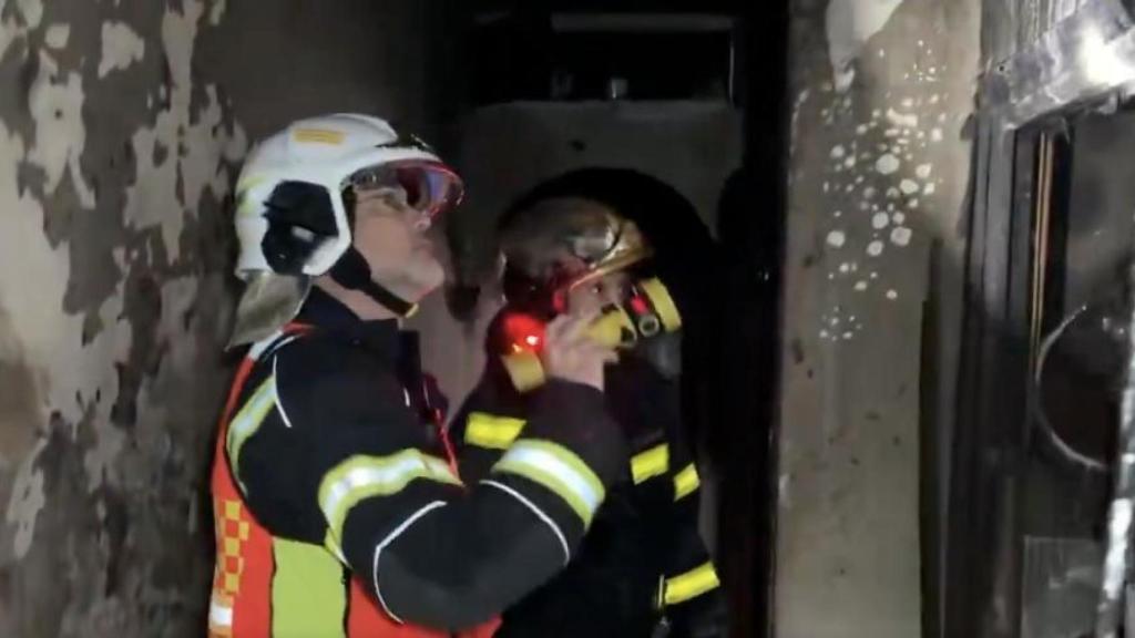 Los bomberos en el incendio de Parla.