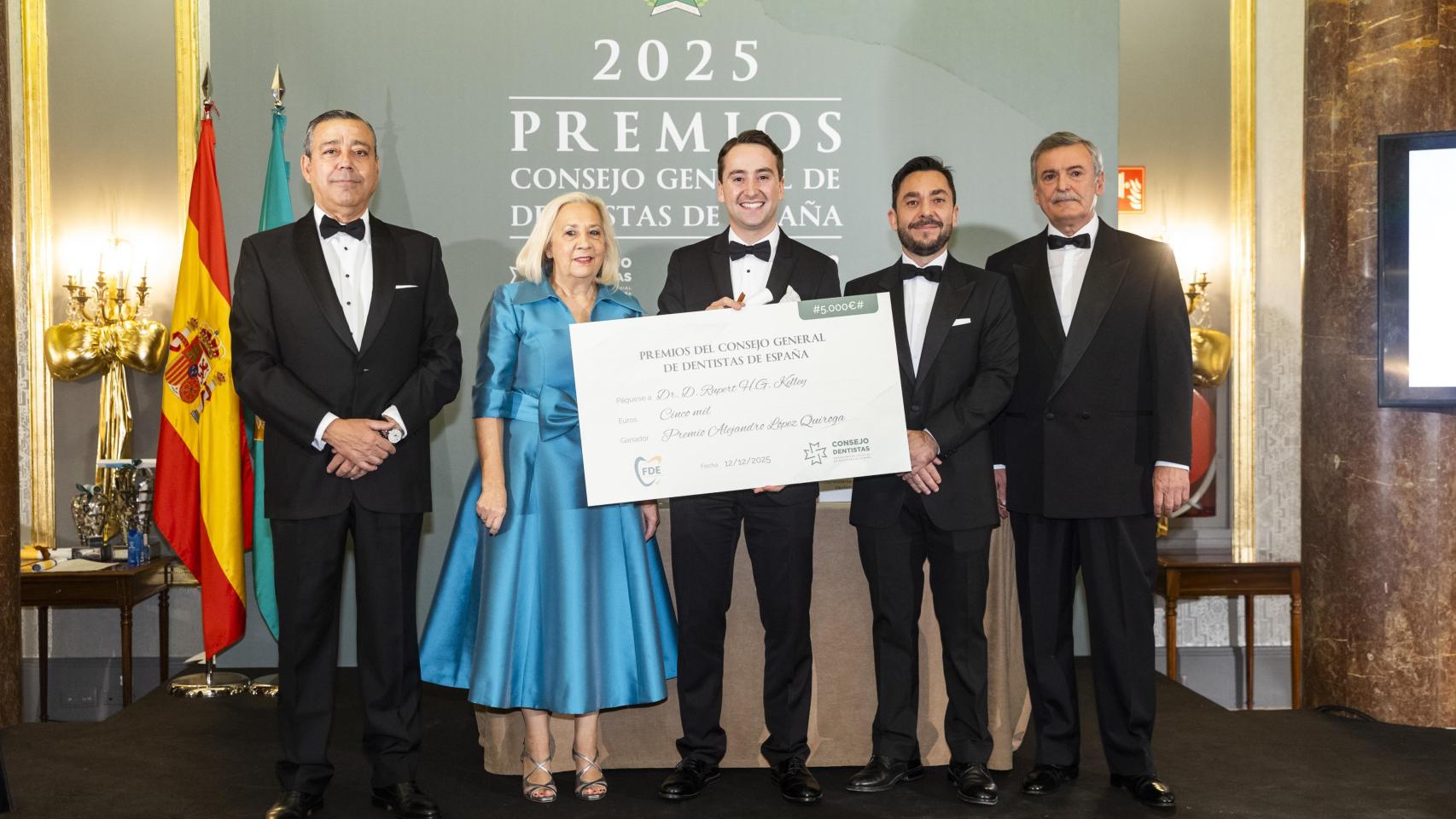El Consejo general de Dentistas haciendo entrega de la distinción valorada en 5.000 euros a Rupert H. G. Kelley
