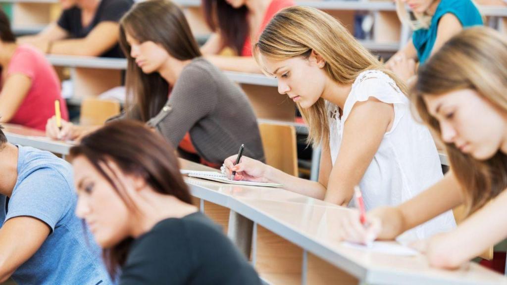 Entrada a una de las últimas oposiciones celebradas en Zaragoza.