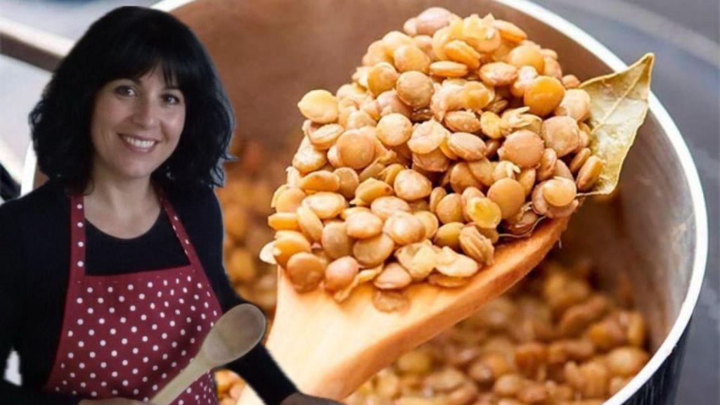 Yaiza junto a una olla con lentejas.