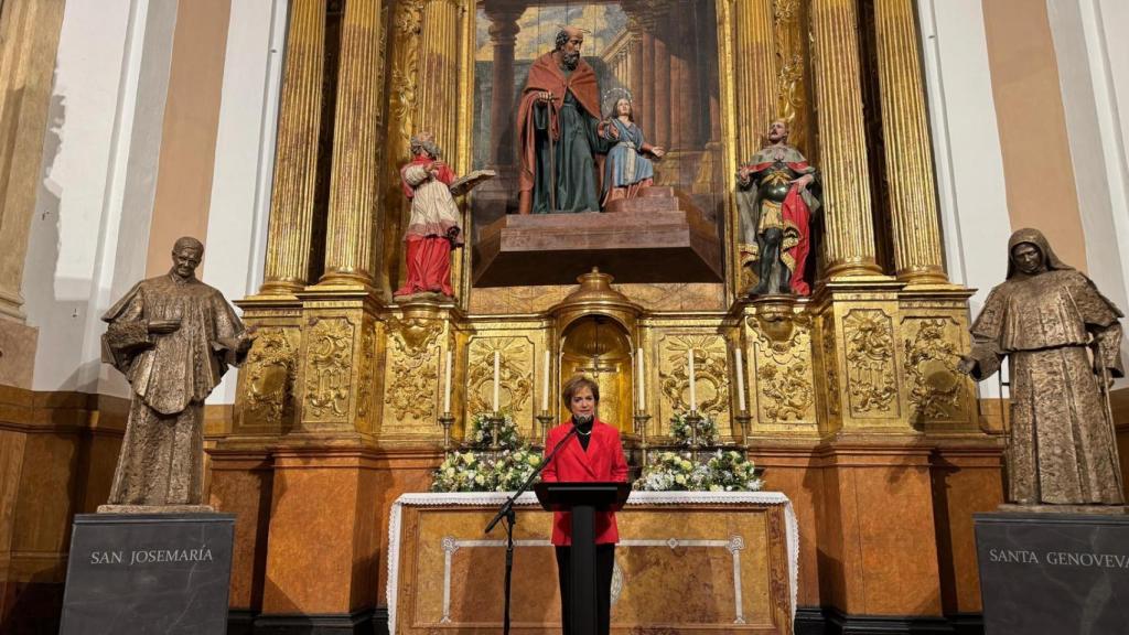 La escultora Diana Roy durante la presentación de sus obras de San Josemaría y Santa Genoveva.
