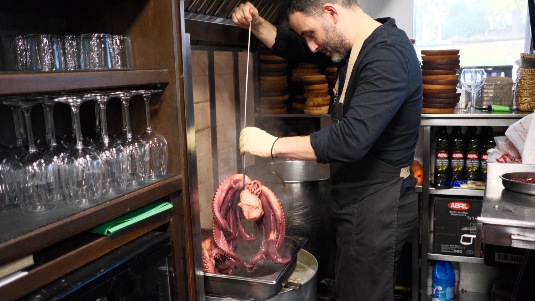 Gorka prepara el pulpo