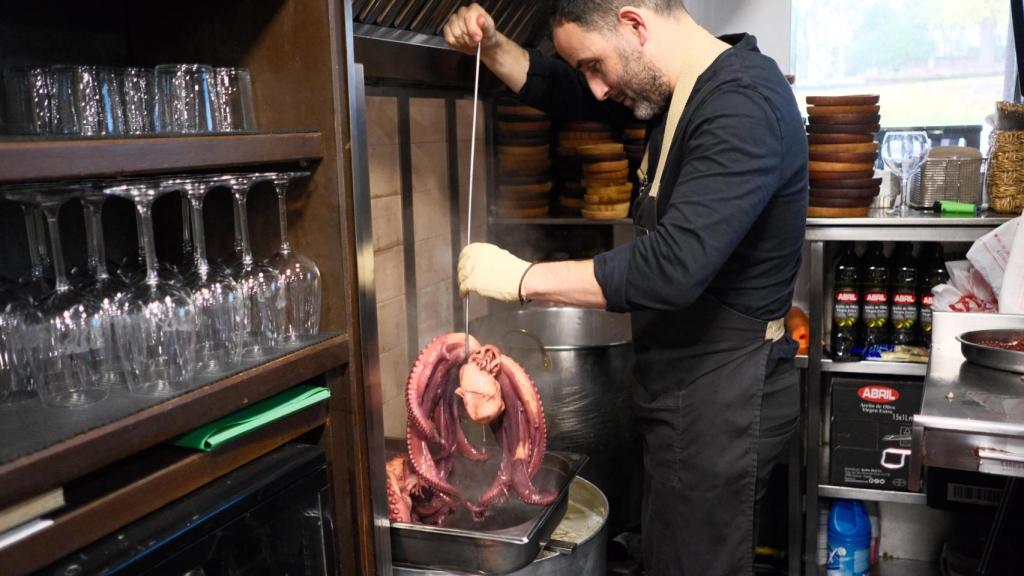 Gorka prepara el pulpo