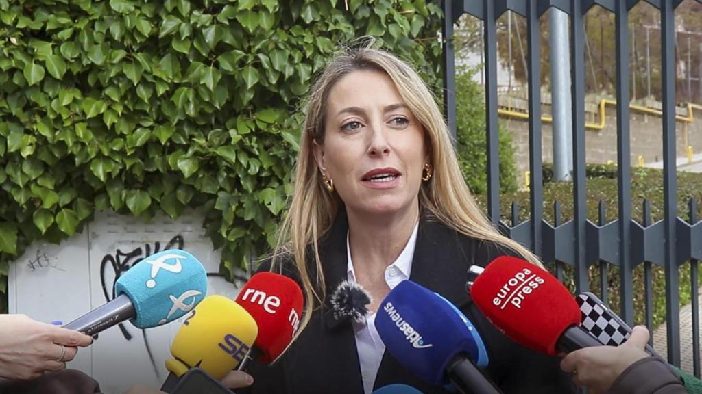 La presidenta extremeña, María Guardiola, atendiendo a la prensa.