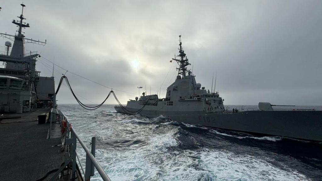 BAC Cantabria en maniobra de aprovisionamiento al F-102