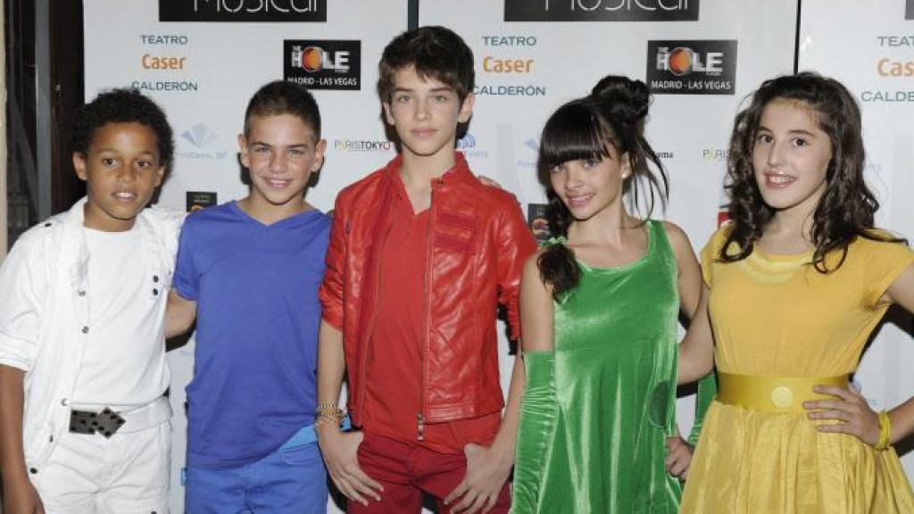 Manu Ríos, con el grupo musical Parchís, en 2012.