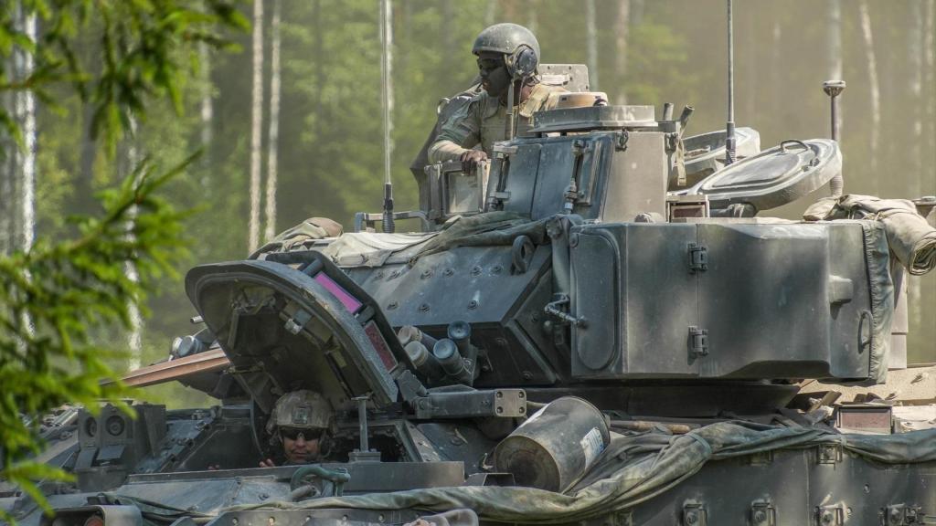 Soldados estonios realiza ejercicios militares para responder a una posible amenaza aérea rusa el pasado mes de julio.