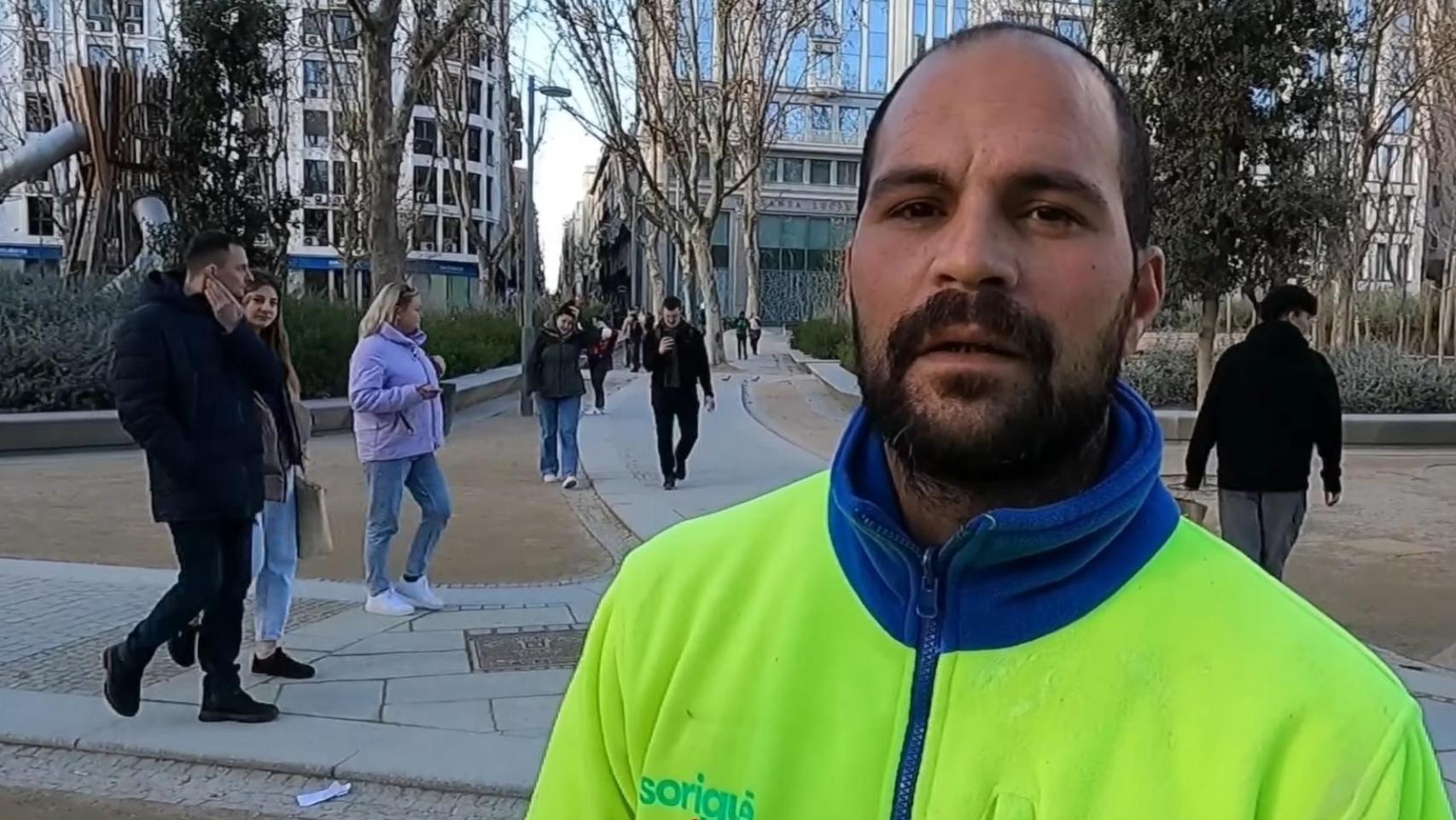 Alfredo, jardinero en la Plaza de España de Madrid: Gano unos 1.200 euros y no me llega, aquí la vida es cada vez más cara