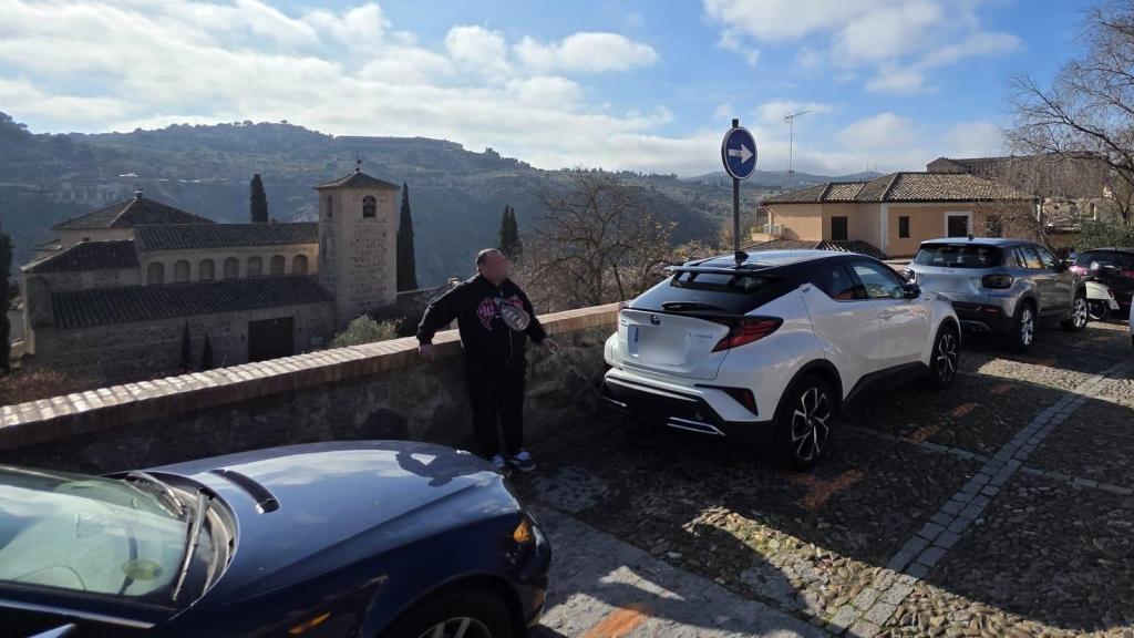 Imagen de recurso de vehículos estacionados en las inmediaciones de la iglesia de San Lucas, en Toledo.