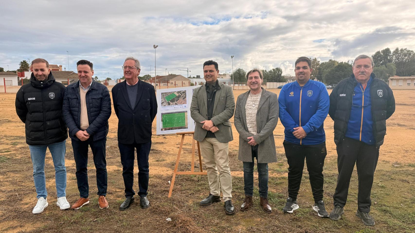 El alcalde de San Javier José Miguel Luengo junto a las personalidades que participaron en la firma del convenio para la construcción del campo de fútbol
