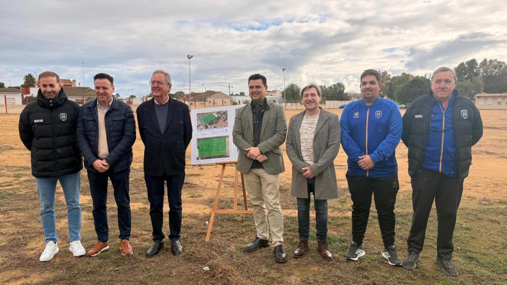 El alcalde de San Javier José Miguel Luengo junto a las personalidades que participaron en la firma del convenio para la construcción del campo de fútbol