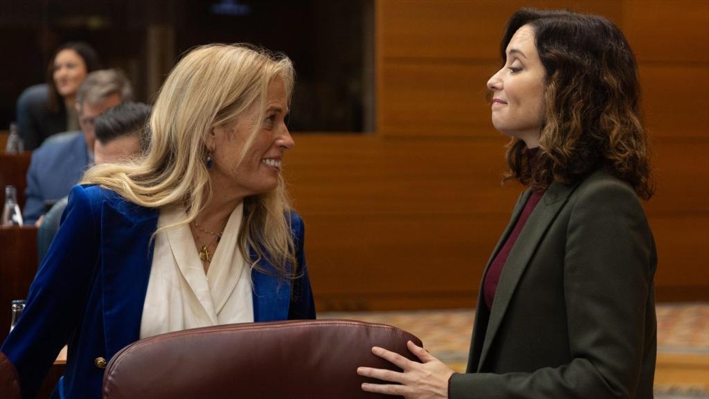 La consejera de Economía y Hacienda, Rocío Albert, junto a Ayuso, en la Asamblea de Madrid.