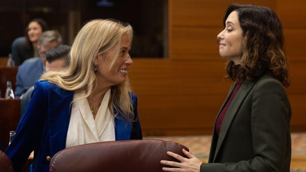 La consejera de Economía y Hacienda, Rocío Albert, junto a Ayuso, en la Asamblea de Madrid.