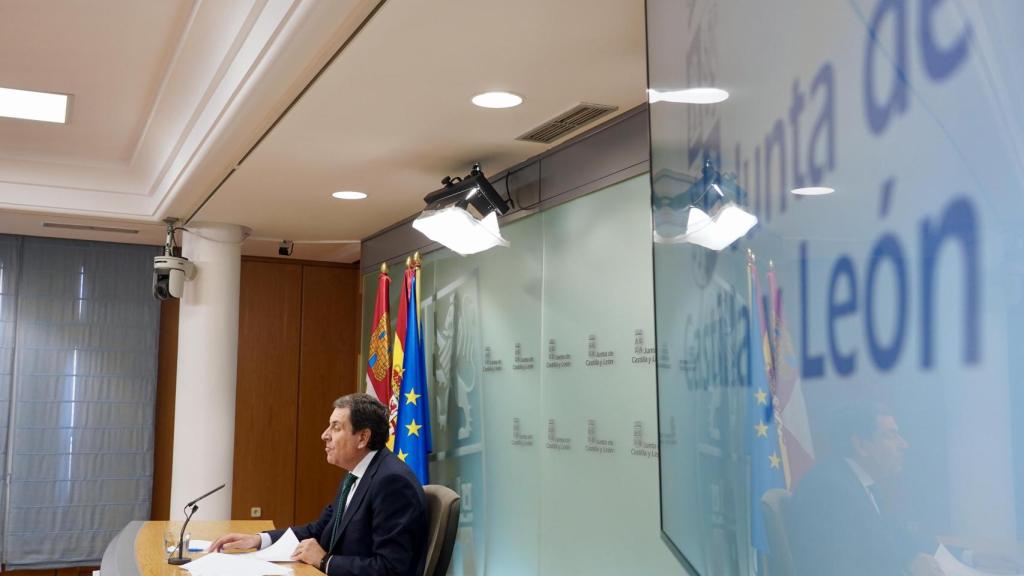 El consejero de Economía y Hacienda y portavoz, Carlos Fernández Carriedo, comparece en rueda de prensa posterior al Consejo de Gobierno.