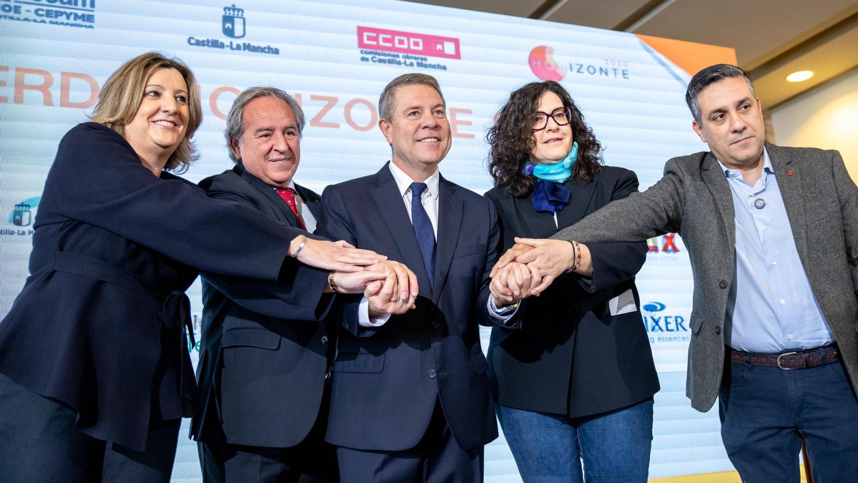 Emiliano García-Page junto a los representantes del diálogo social.