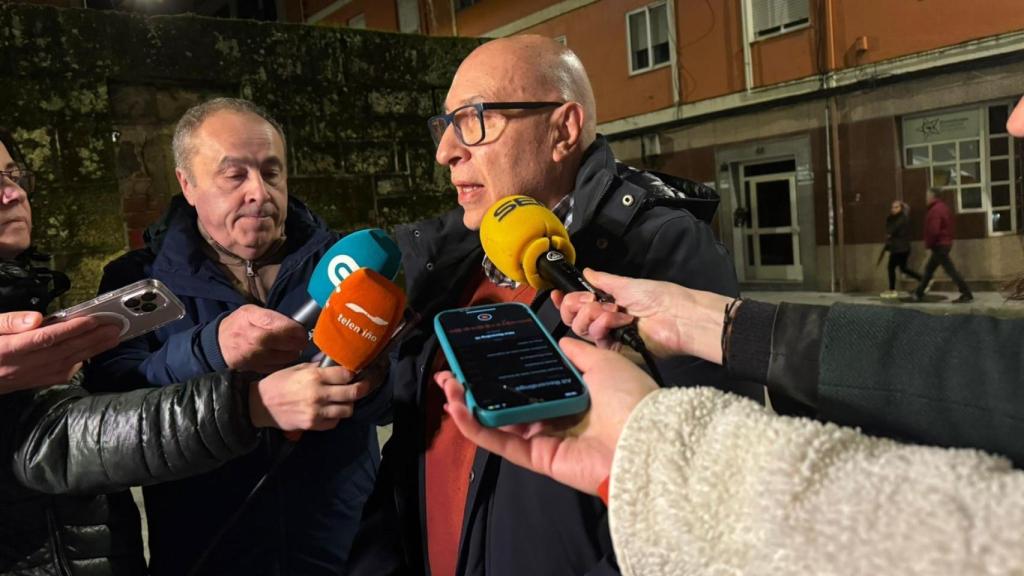 El alcalde de Barbadás, Xosé Carlos Valcárcel, frente a la sede provincial del PSdeG en Ourense