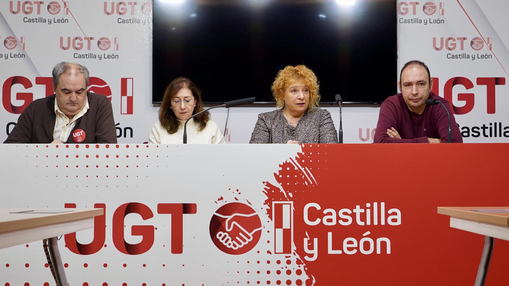 El secretario general de UGT Servicios Públicos de Castilla y León, Tomás Pérez; la integrante del comité de empresa de Externa del servicio Conciliamos, Isabel Andrés; la responsable de enseñanza privada de UGT Servicios Públicos de Castilla y León, Esther Valdunciel; y el secretario del sector de Enseñanza de UGT Servicios Públicos de Castilla y León, José Antonio Sánchez, durante la rueda de prensa de este jueves