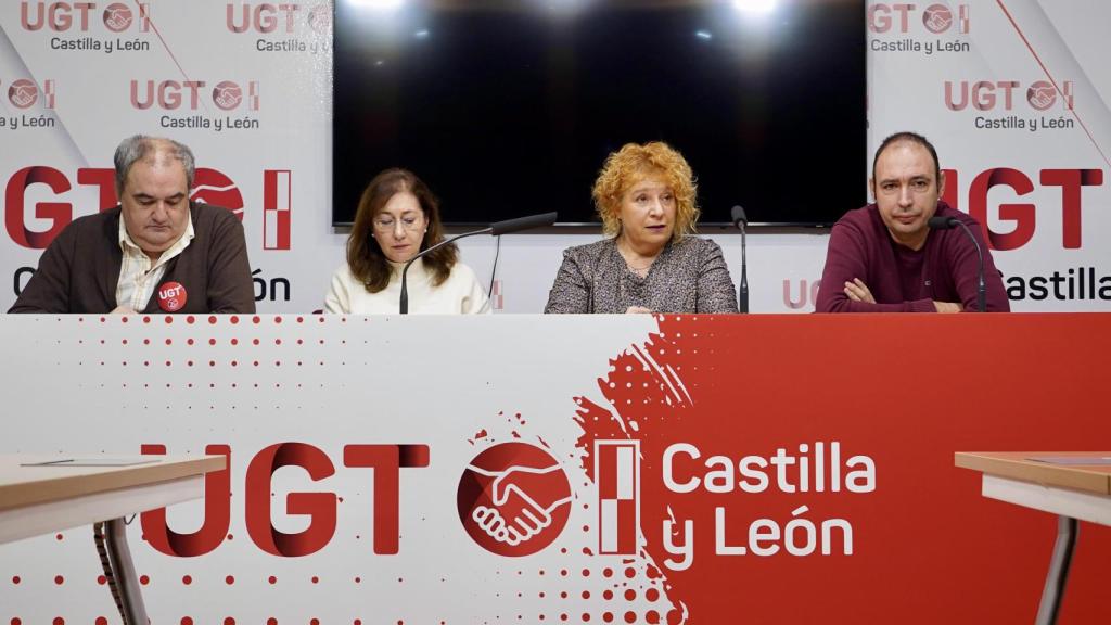 El secretario general de UGT Servicios Públicos de Castilla y León, Tomás Pérez; la integrante del comité de empresa de Externa del servicio Conciliamos, Isabel Andrés; la responsable de enseñanza privada de UGT Servicios Públicos de Castilla y León, Esther Valdunciel; y el secretario del sector de Enseñanza de UGT Servicios Públicos de Castilla y León, José Antonio Sánchez, durante la rueda de prensa de este jueves