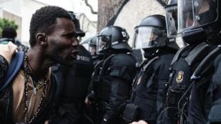 Uno de los ocupantes del antiguo instituto B9 se 'enfrenta' a los Mossos d'Esquadra en Badalona.