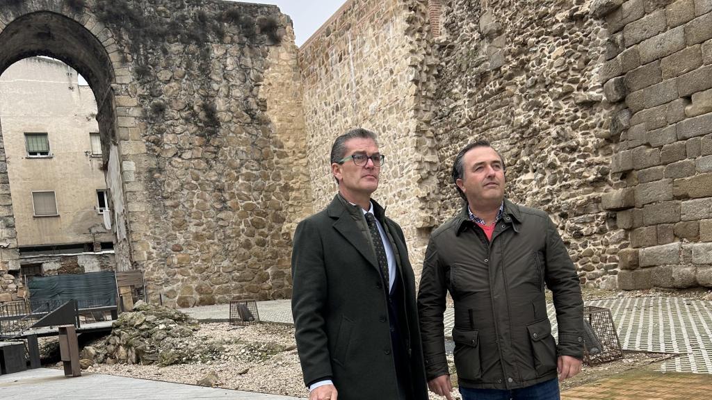 El primer teniente de alcalde de Talavera de la Reina, David Moreno, junto al concejal de Patrimonio, Enrique Etayo, en la zona de actuación.