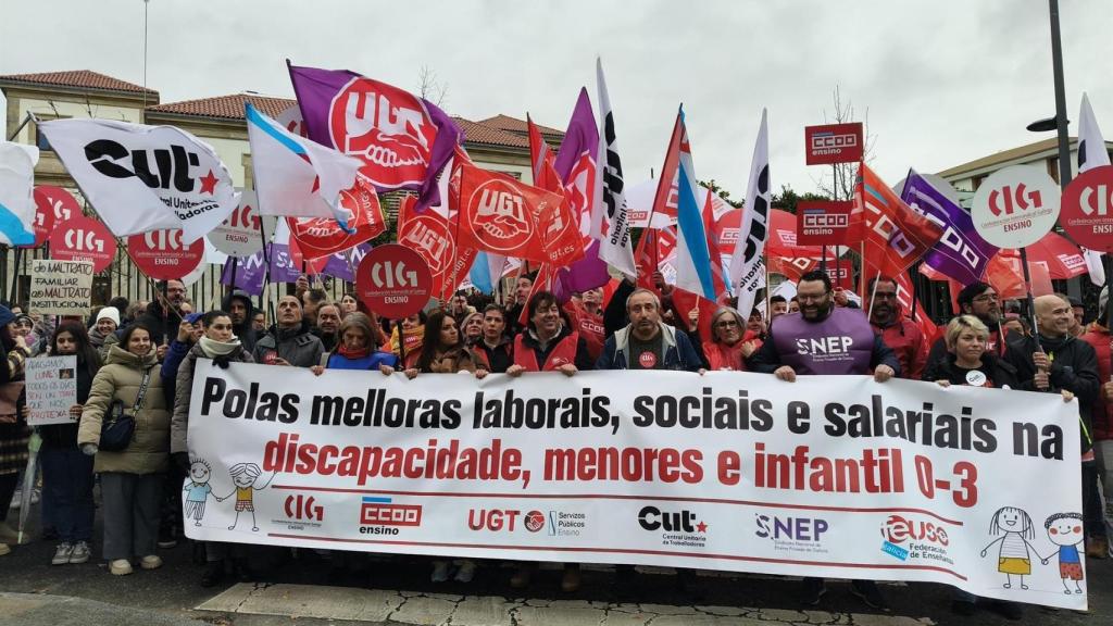 Trabajadores de discapacidad, menores e infantil denuncian frente a la Xunta su situación aberrante