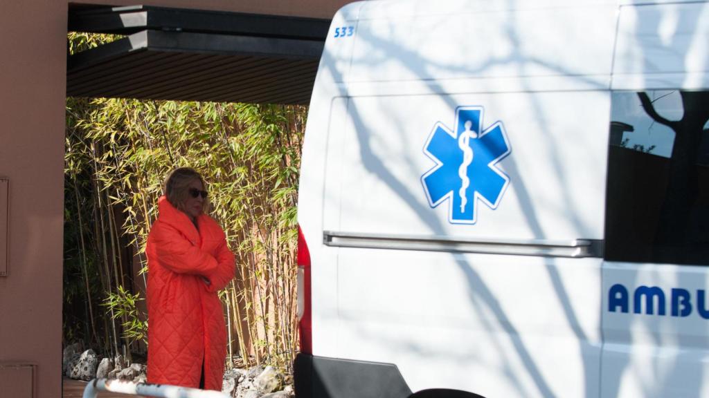 Lydia Lozano, en la puerta de su casa, esperando la llegada de Charly en ambulancia.