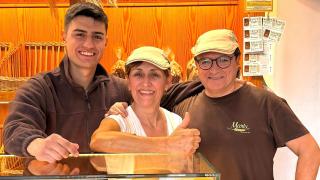 Carlos Mariel con su mujer Eva y su hijo Santi, tras el premiado mostrador de Forn Mariu.