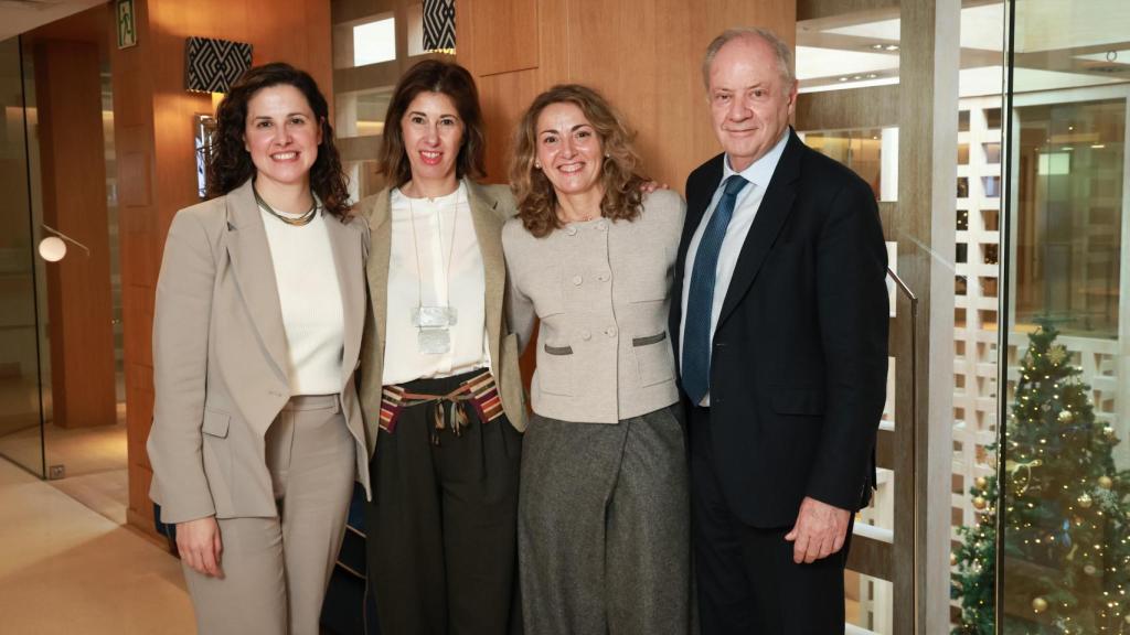 De izq a derecha; Carlota Gómez de la Hoz (vicepresidencia tercera), Rocío Arroyo (vicepresidenta primera), Cristina Nadal (presidenta) y Santiago de Torres (vicepresidente segundo)