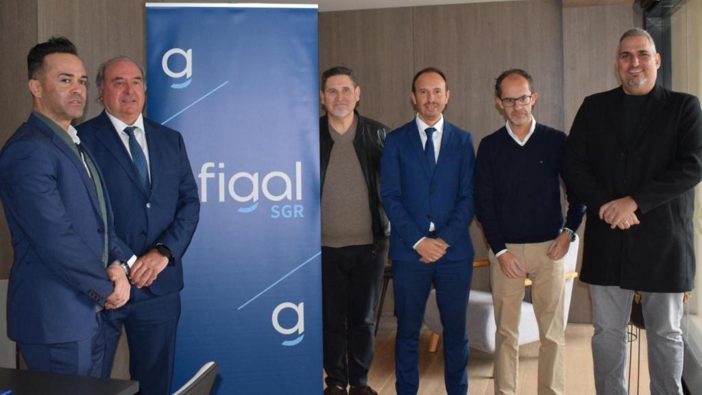 Un acuerdo permitirá a los taxistas avalar la compra de vehículos  ecológicos y licencias en Galicia