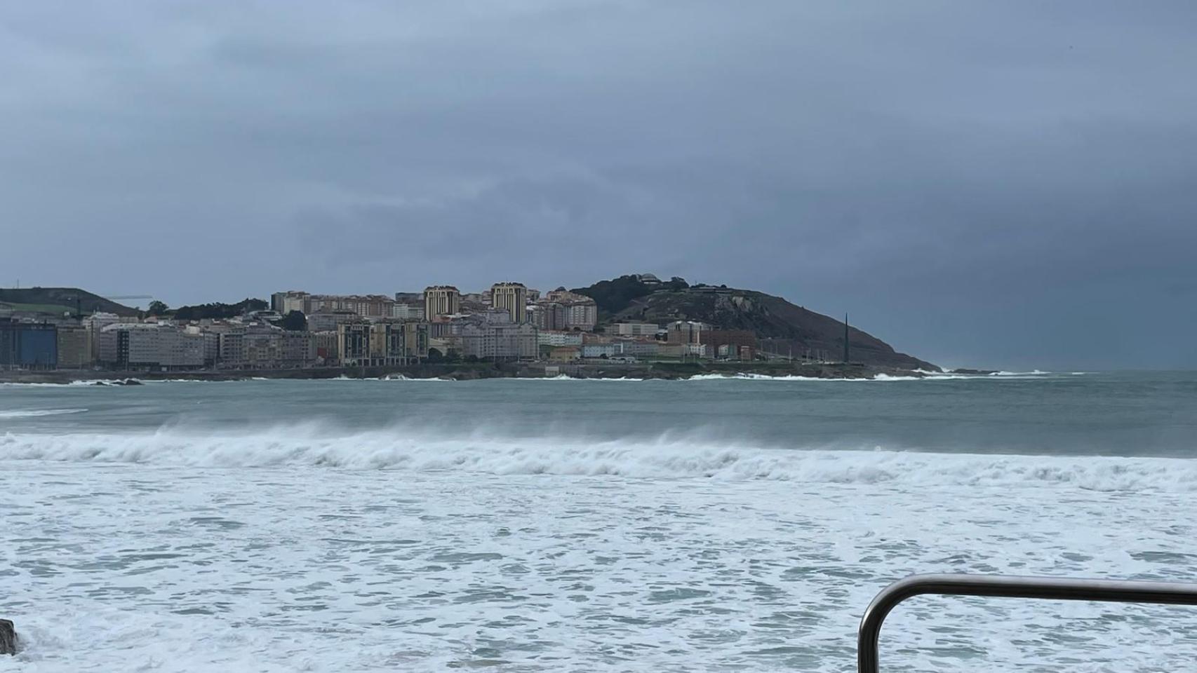 Estado del mar este mediodía en A Coruña.