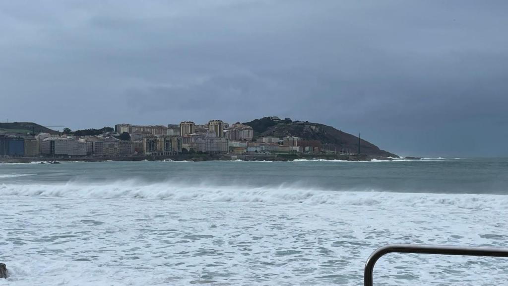 Estado del mar este mediodía en A Coruña.