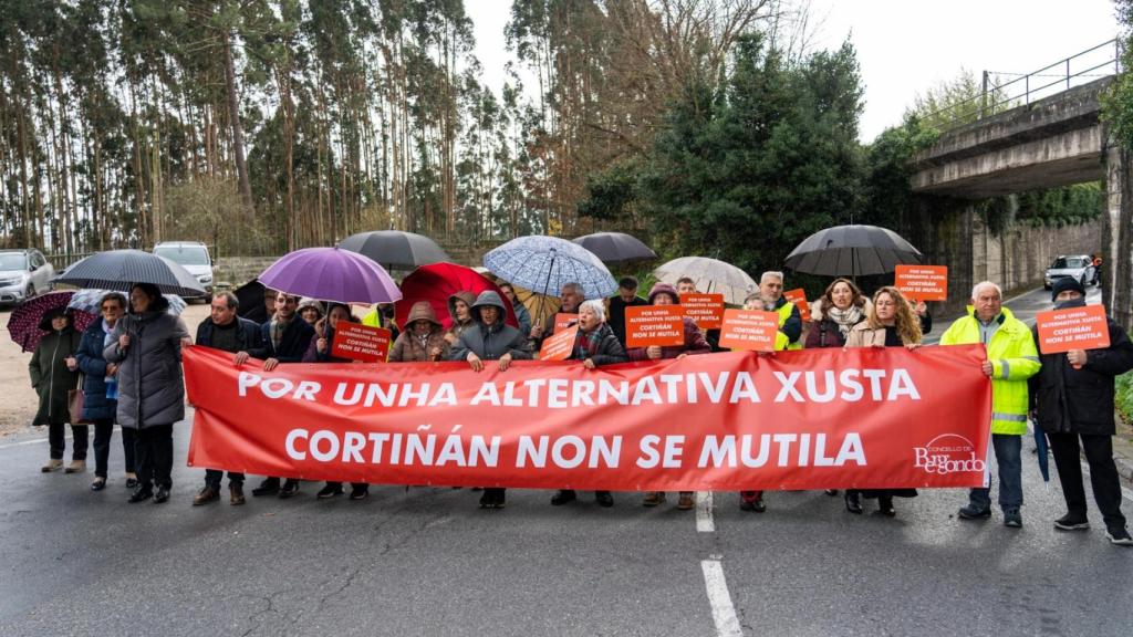 Manifestación en Bergondo para exigir una alternativa a la eliminación del baipás de Infesta